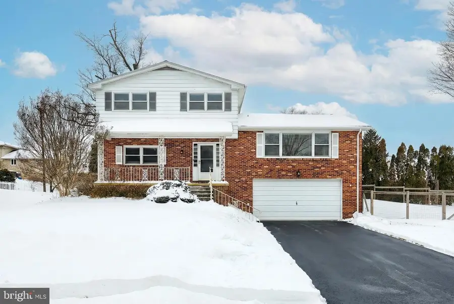 470 Cortleigh Dr, York, PA 17402 - Image #3