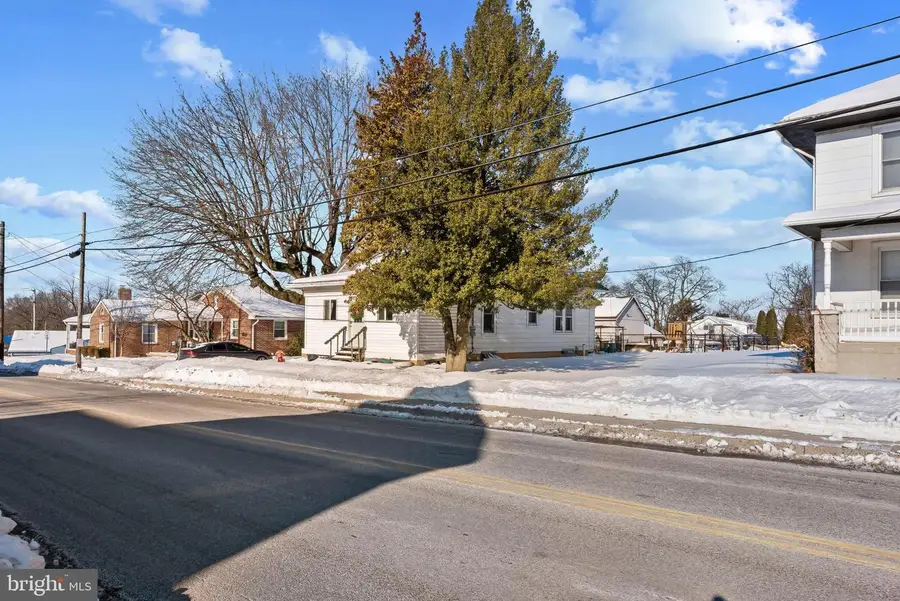 43 E George St, York New Salem, PA 17371 - #3