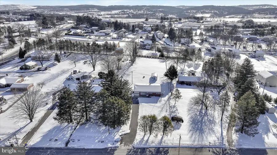 921 Skylight Dr, York, PA 17402 - Image #2