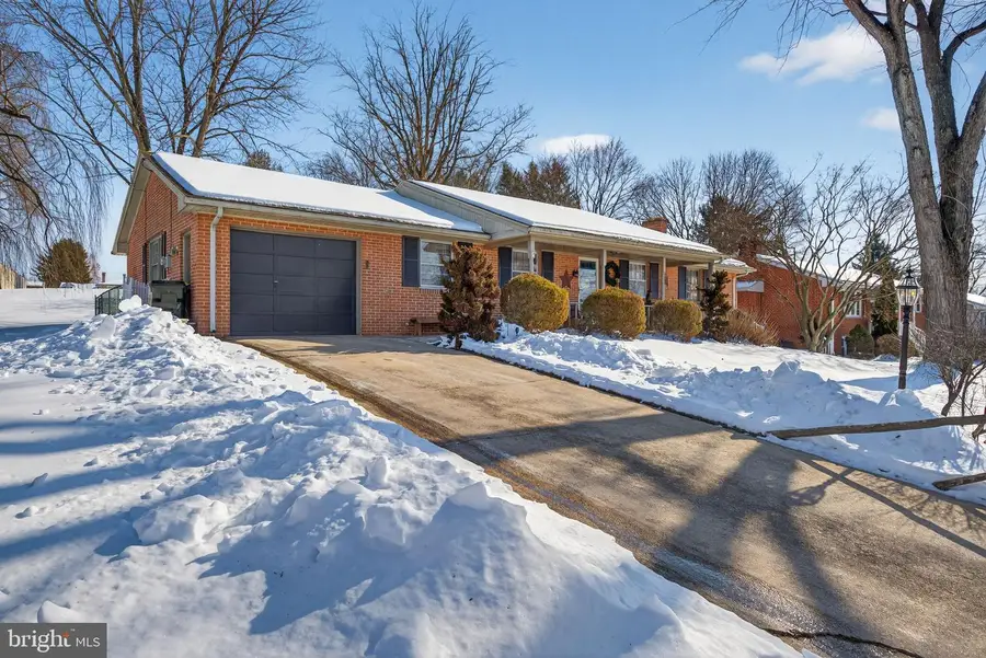 2139 Twin Brooks Dr, York, PA 17408 - #2