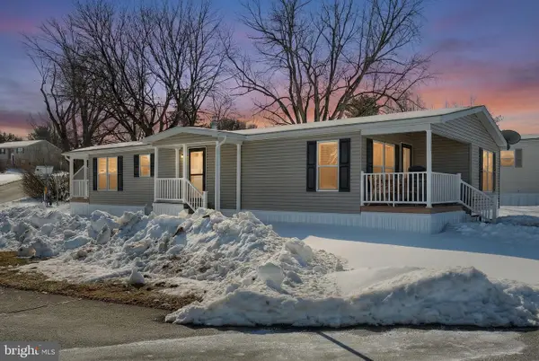 301 Blue Jay Dr, RED LION, PA 17356