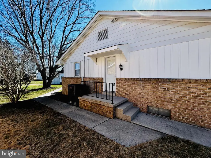 869 E Walnut St, Hanover, PA 17331 - #3