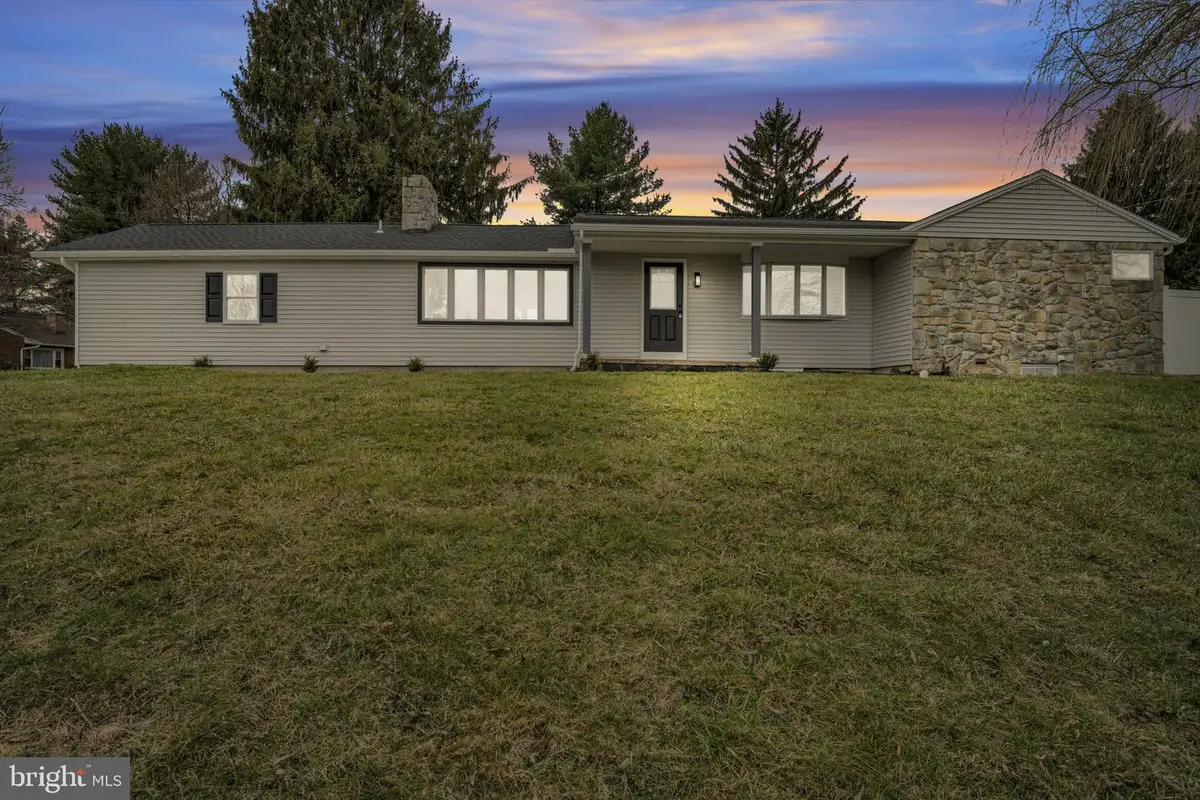 7 Crescent Dr, New Cumberland, PA 17070 - #1