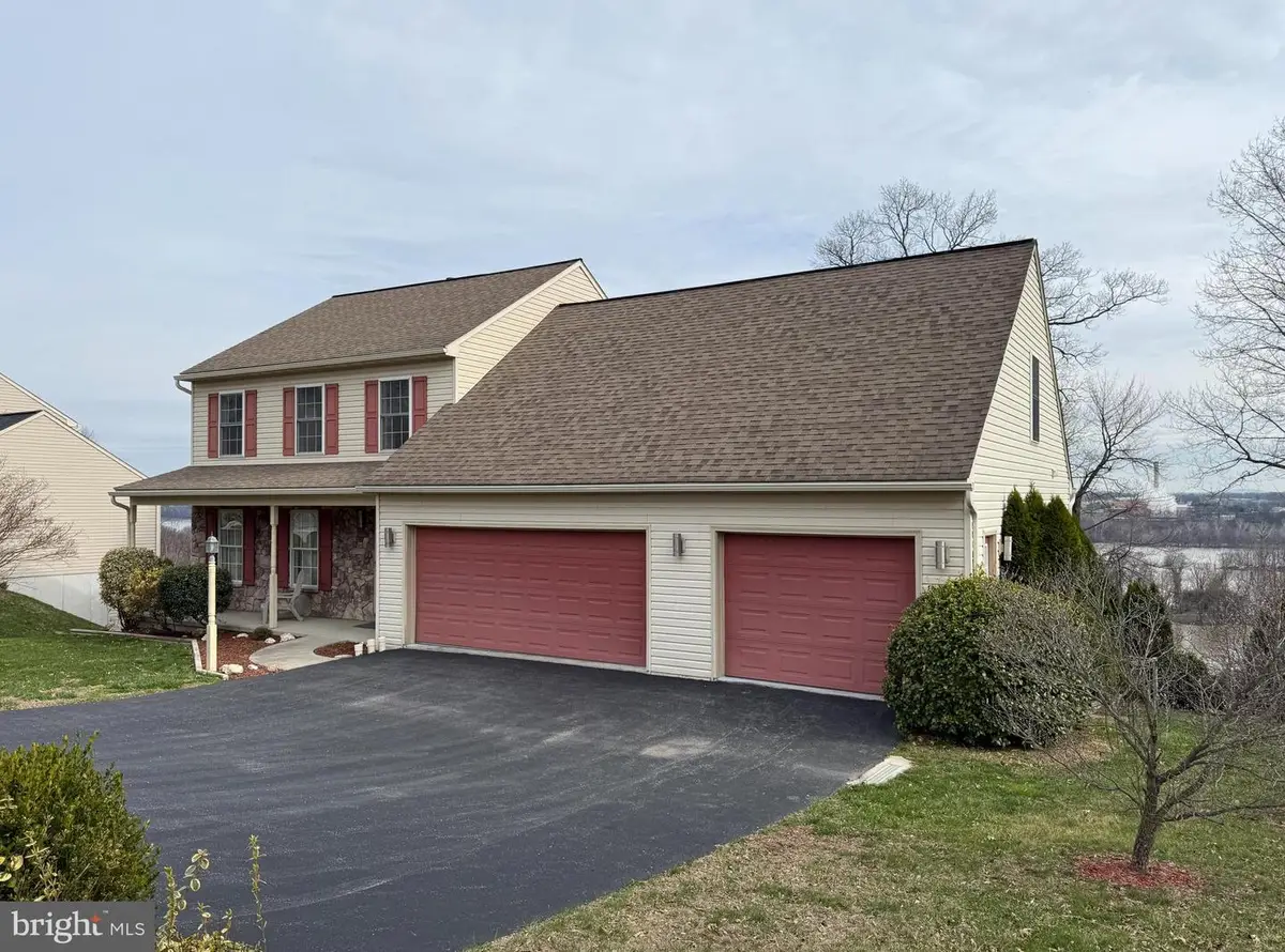 435 N Burberry Ln, Mount Wolf, PA 17347 - #1