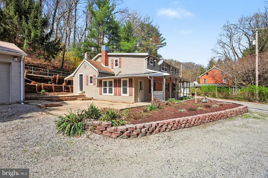 6381 Glatfelters Station Rd, Seven Valleys, PA 17360 - #2