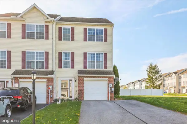 1242 Ledge Dr, YORK, PA 17408