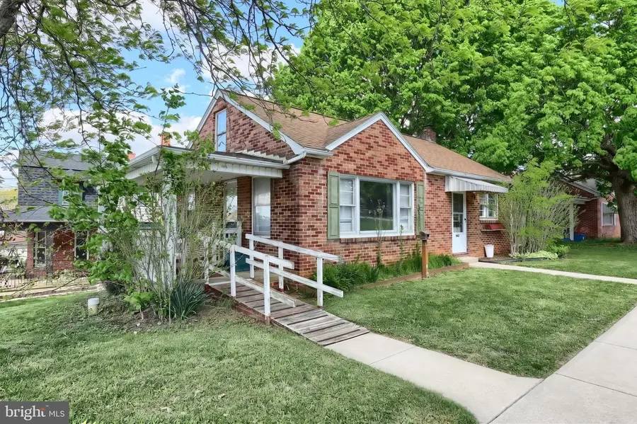 403 E Maple St, Dallastown, PA 17313 - #3