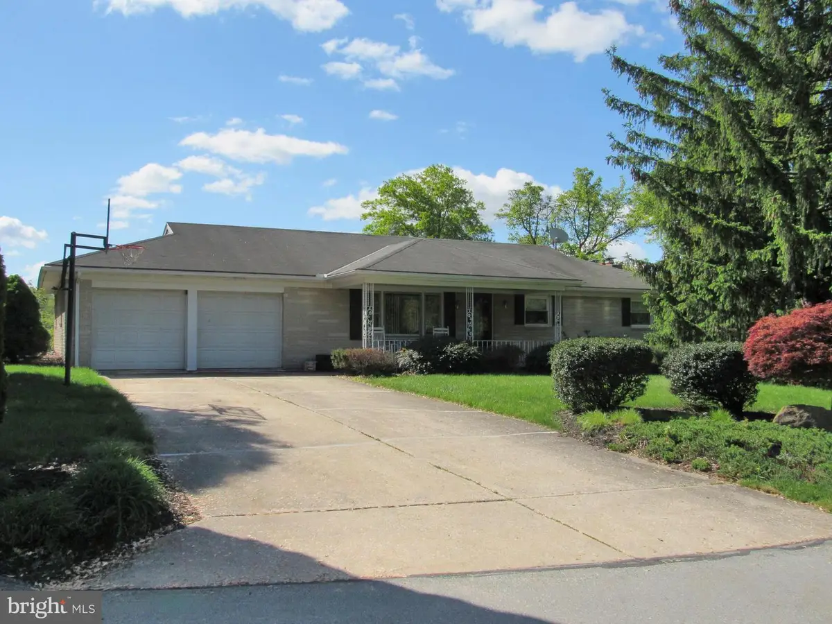 2013 Black Oak Dr, Red Lion, PA 17356 - #1
