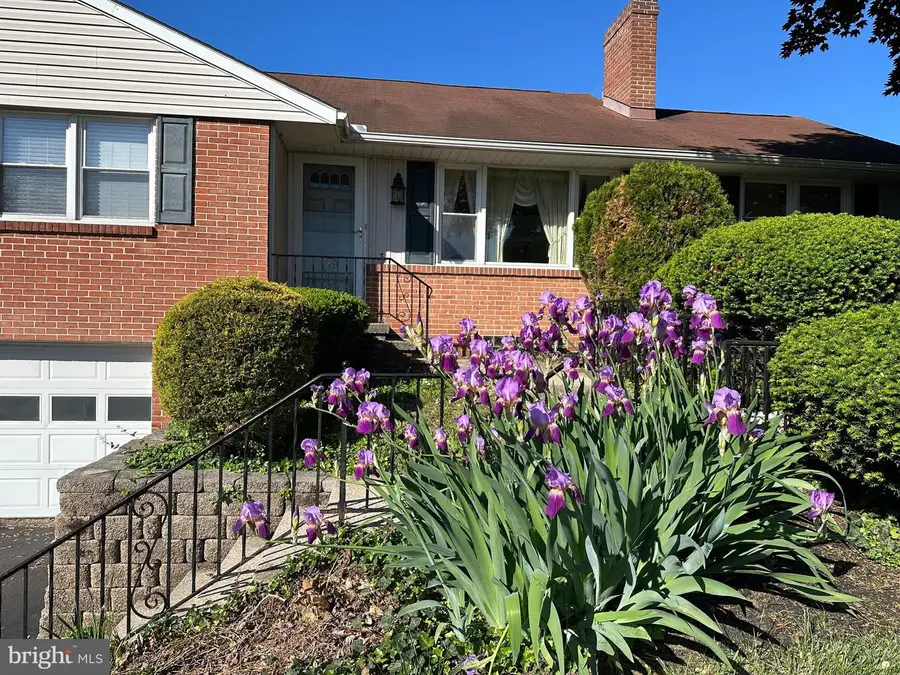 1748 Crescent Rd, York, PA 17403 - #2