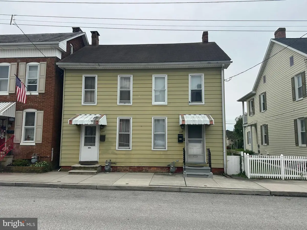 229 Locust St, Hanover, PA 17331 - #1