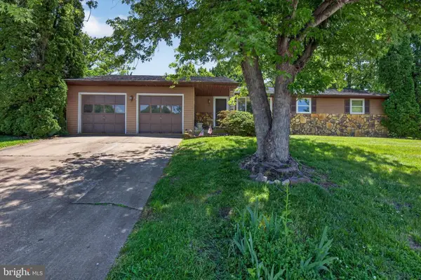 1440 Equestrian Dr, DOVER, PA 17315