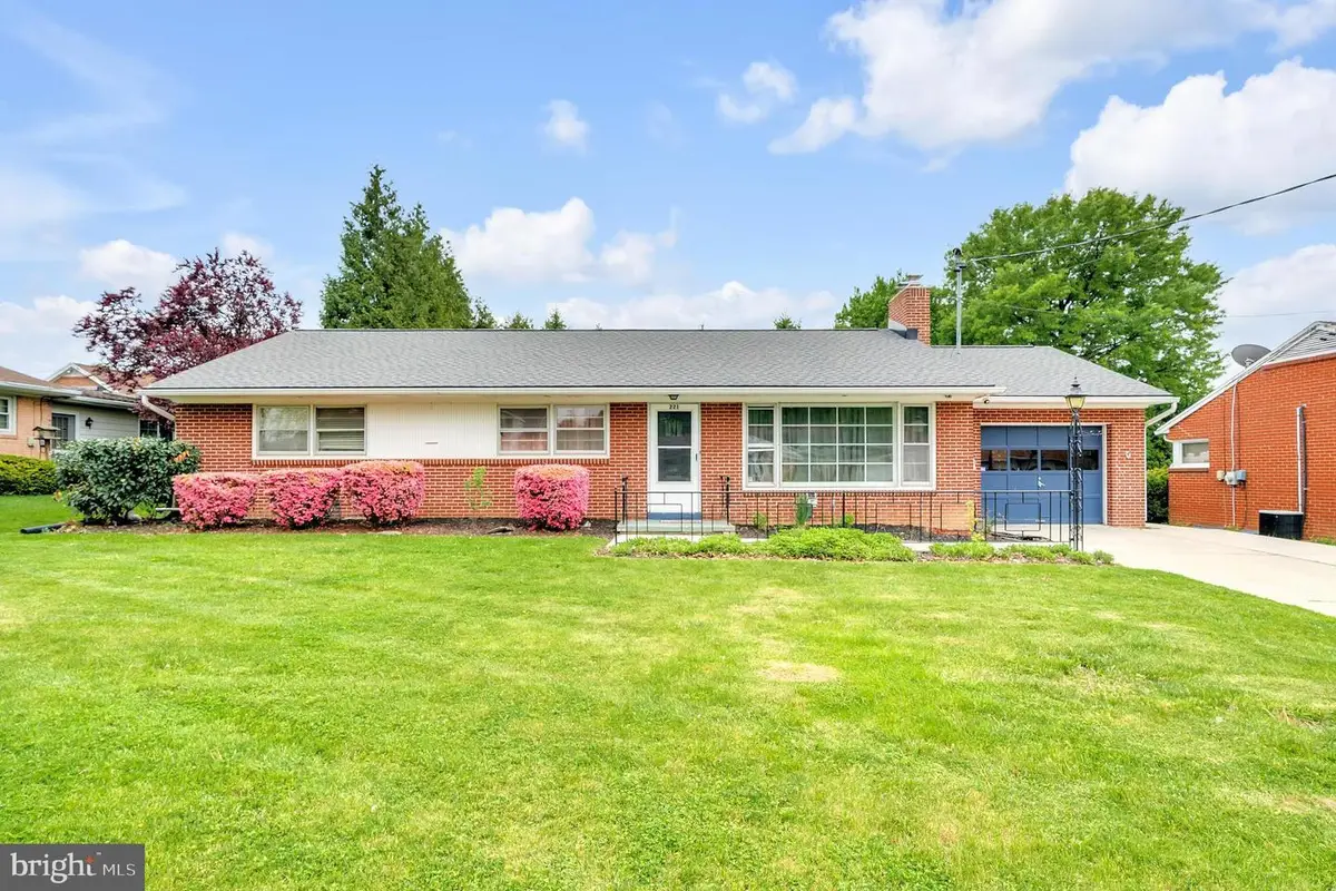 221 Mckinley Ave, Hanover, PA 17331 - #1