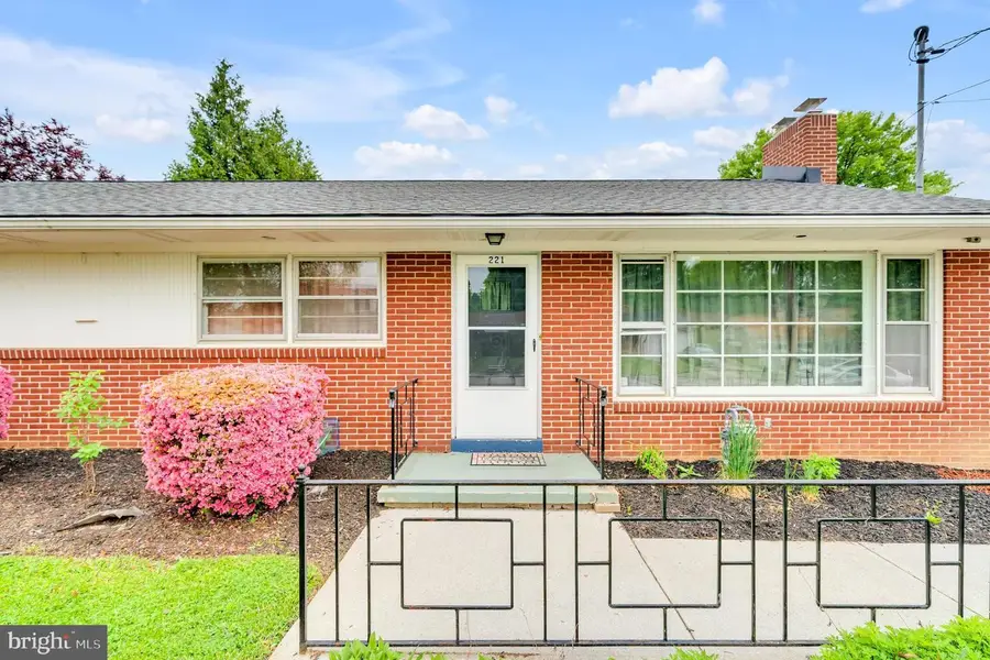 221 Mckinley Ave, Hanover, PA 17331 - #2