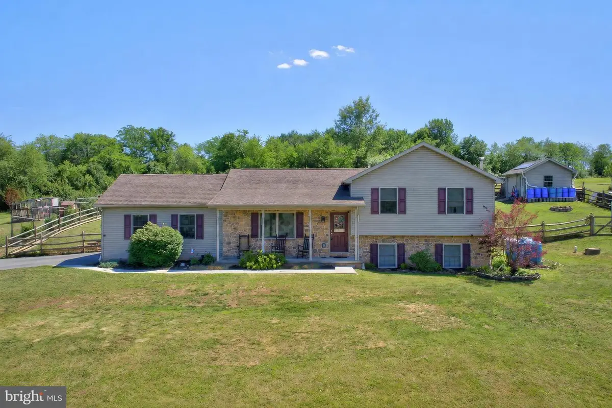 225 N Grant Rd, Thomasville, PA 17364 - #1