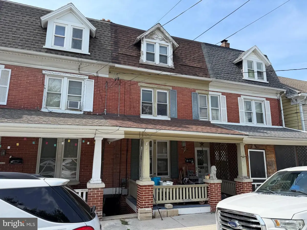 39 W Gay St, Red Lion, PA 17356 - #1