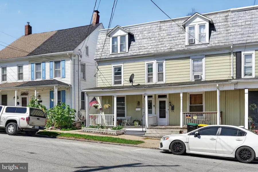 122 N Franklin St, Red Lion, PA 17356 - #2