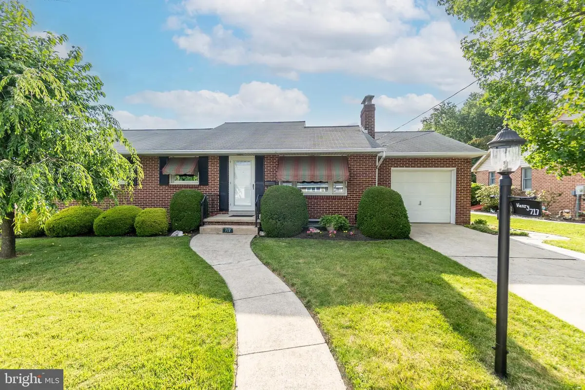 717 Mccosh St, Hanover, PA 17331 - #1
