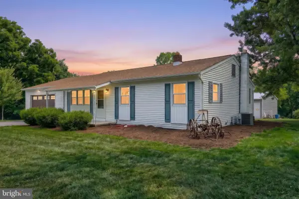 155 4th St, MOUNT WOLF, PA 17347