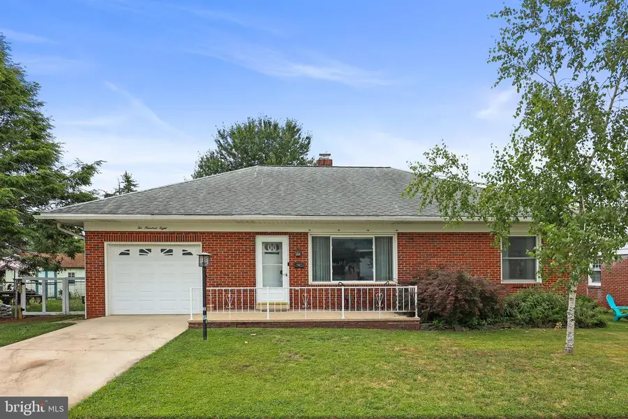 208 Willow St, Hanover, PA 17331 - #2