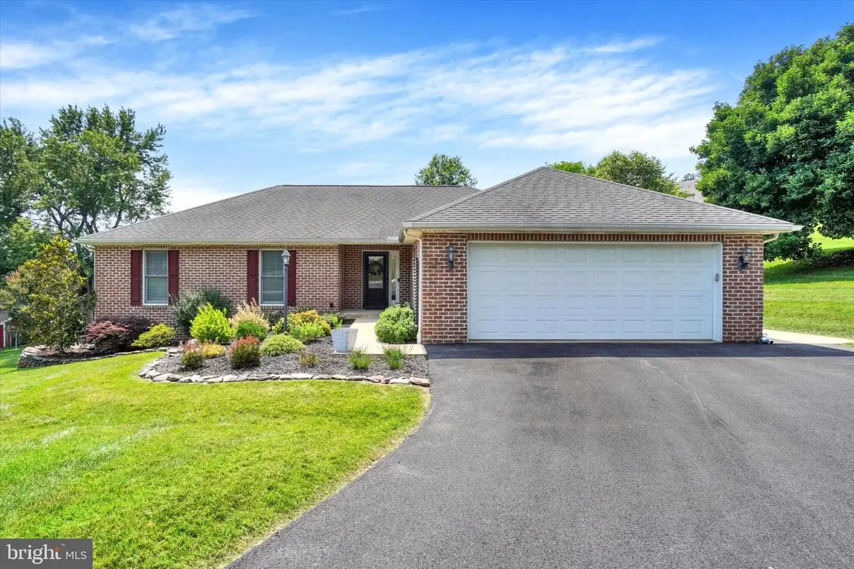114 Park St, Seven Valleys, PA 17360 - #1