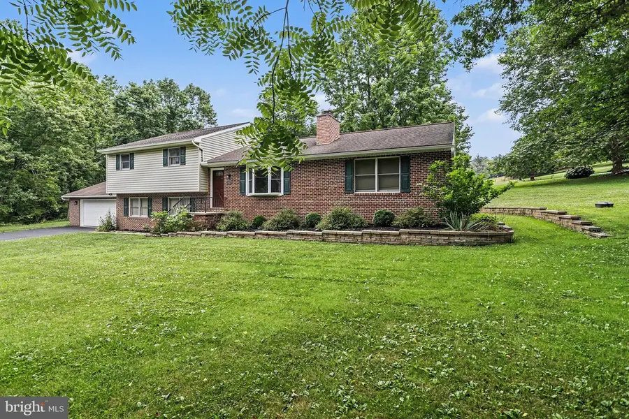 6825 Glatfelters Station Rd, Seven Valleys, PA 17360 - #2