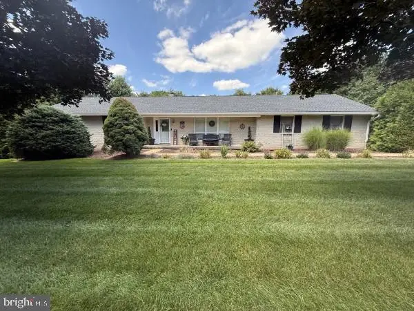 11 Springwood Ave, Stewartstown, PA 17363 - #1