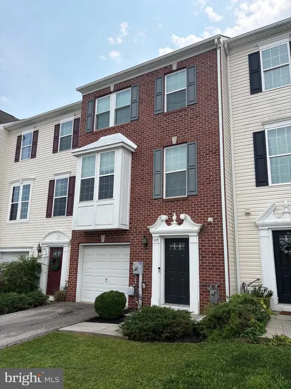 819 Blossom Dr, HANOVER, PA 17331
