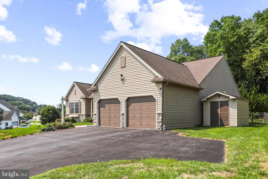 696 Rishel Dr, York, PA 17406 - #3