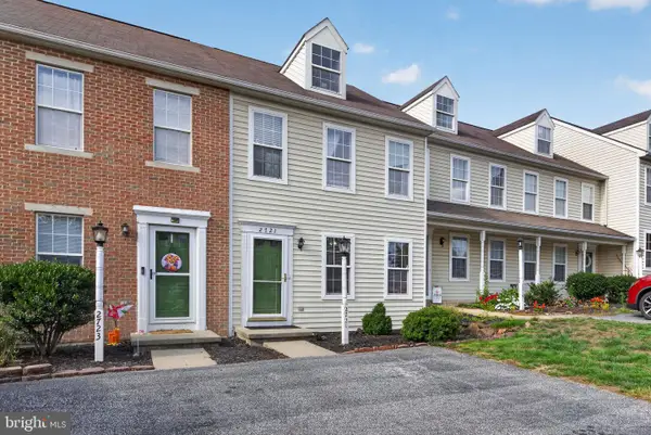 2721 Woodmont Dr, YORK, PA 17404
