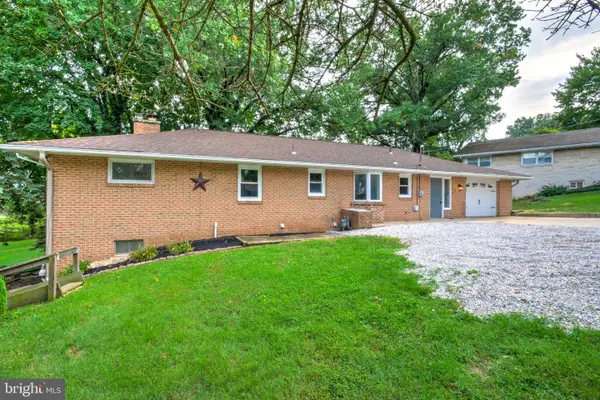 2020 Winding Rd, YORK, PA 17408