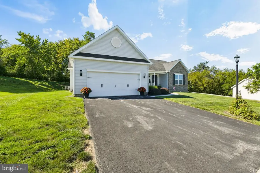 61 Huntmaster Dr, Hanover, PA 17331 - #3