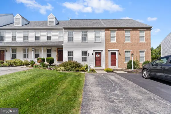 2853 Woodmont Dr, YORK, PA 17404