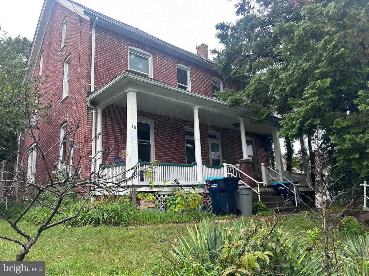37 W Pennsylvania Ave, Stewartstown, PA 17363 - #1