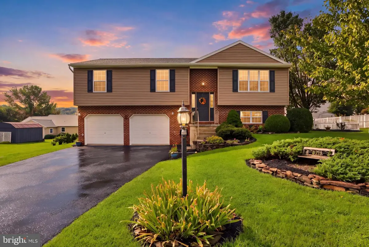 245 Abbey Dr, Mount Wolf, PA 17347 - #1