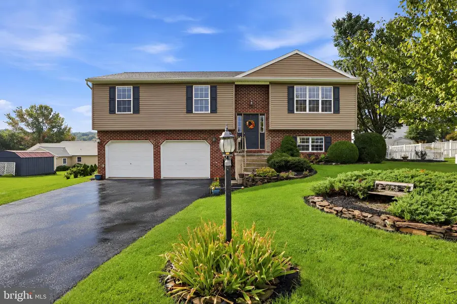 245 Abbey Dr, Mount Wolf, PA 17347 - #2