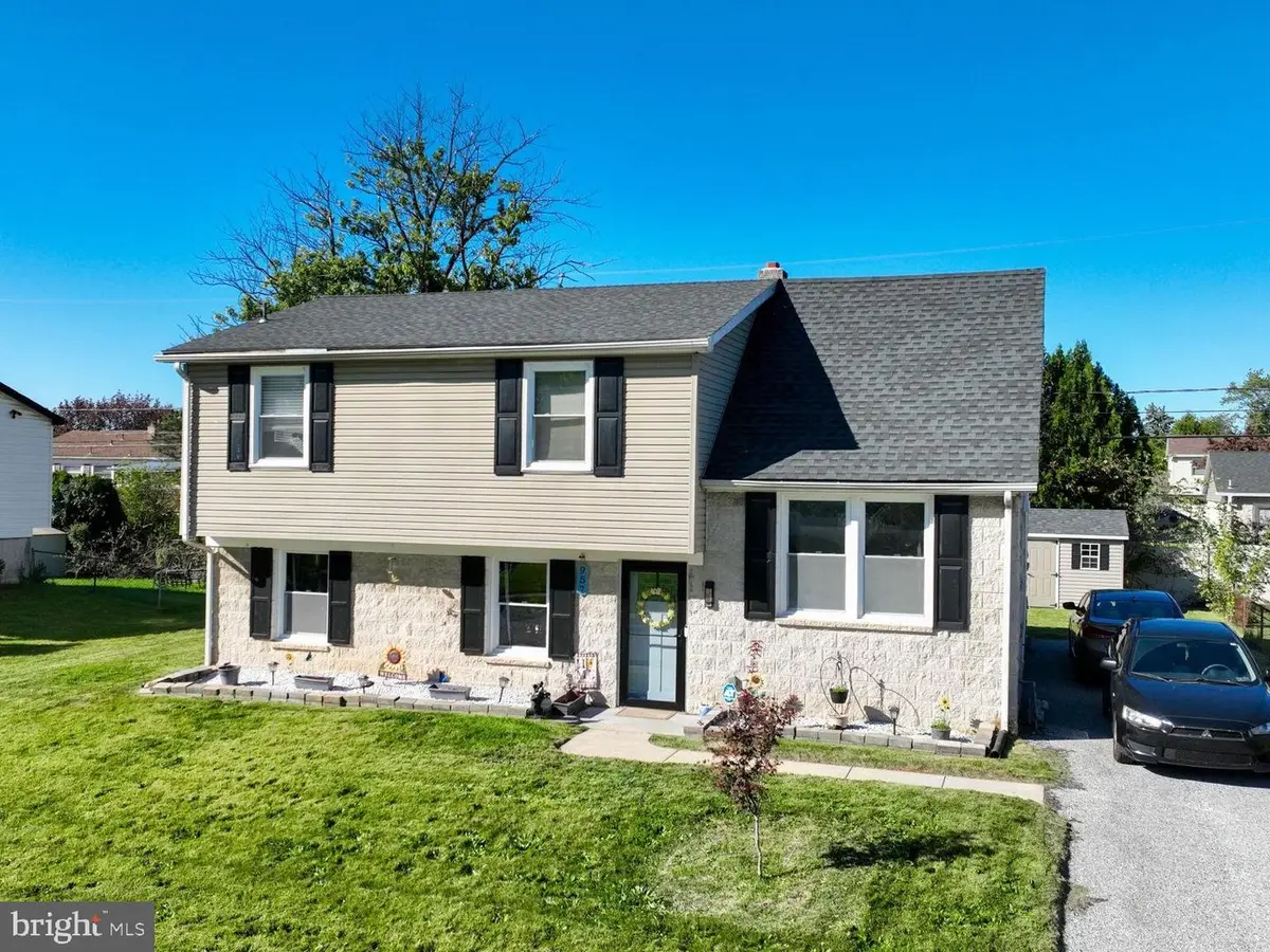 957 Belaire Ln, York, PA 17404 - #1