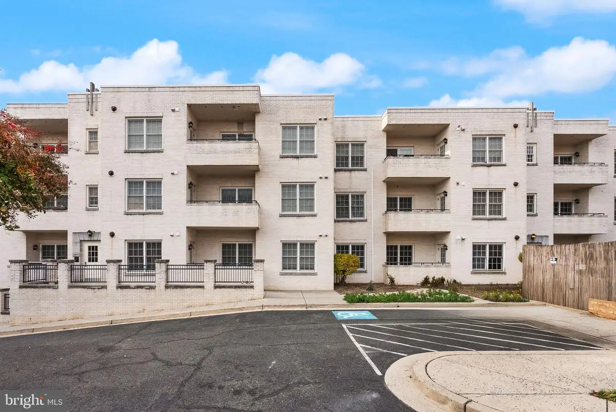 231 N Thomas St #105, Arlington, VA 22203 - Image #1