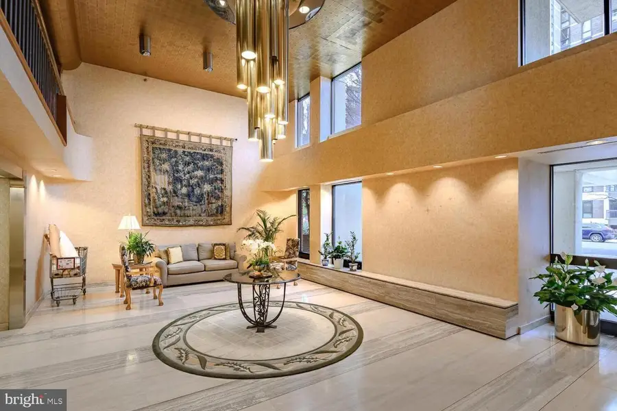 1016 S Wayne St #302, Arlington, VA 22204 - #2