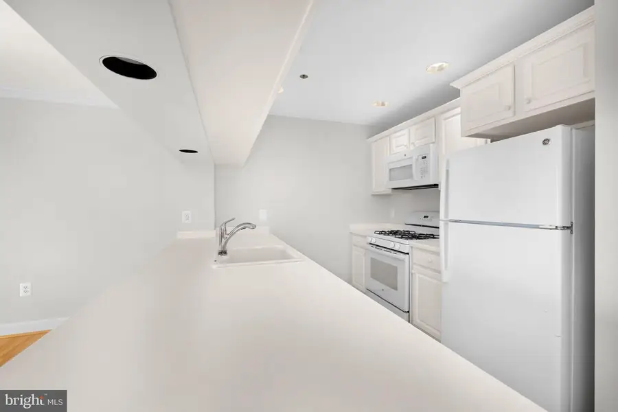 1050 N Stuart St #817, Arlington, VA 22201 - #3