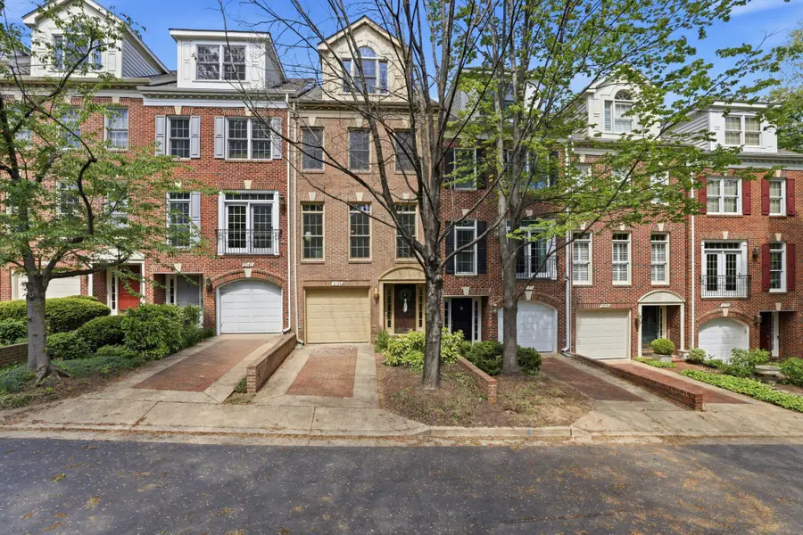 2139 N Pierce Ct, Arlington, VA 22209 - #2