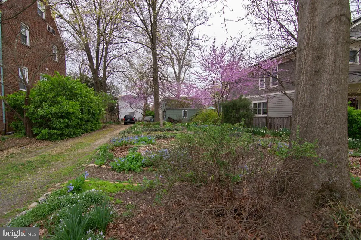 2401 N Dickerson St, Arlington, VA 22207 - #1