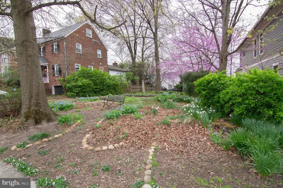 2401 N Dickerson St, Arlington, VA 22207 - #2