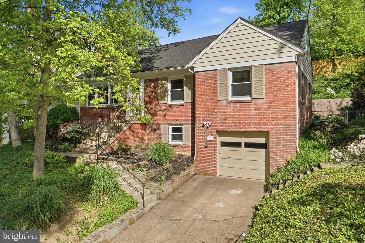 2351 N Vermont St N, Arlington, VA 22207 - #1