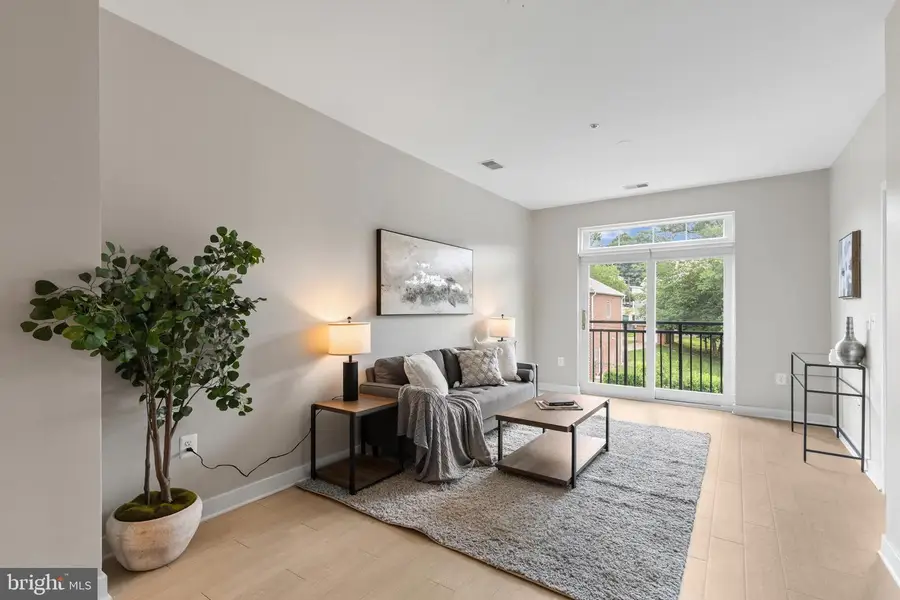 989 S Buchanan St #214, Arlington, VA 22204 - #3