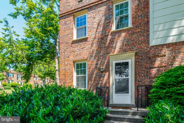1303 S Barton St #211, ARLINGTON, VA 22204
