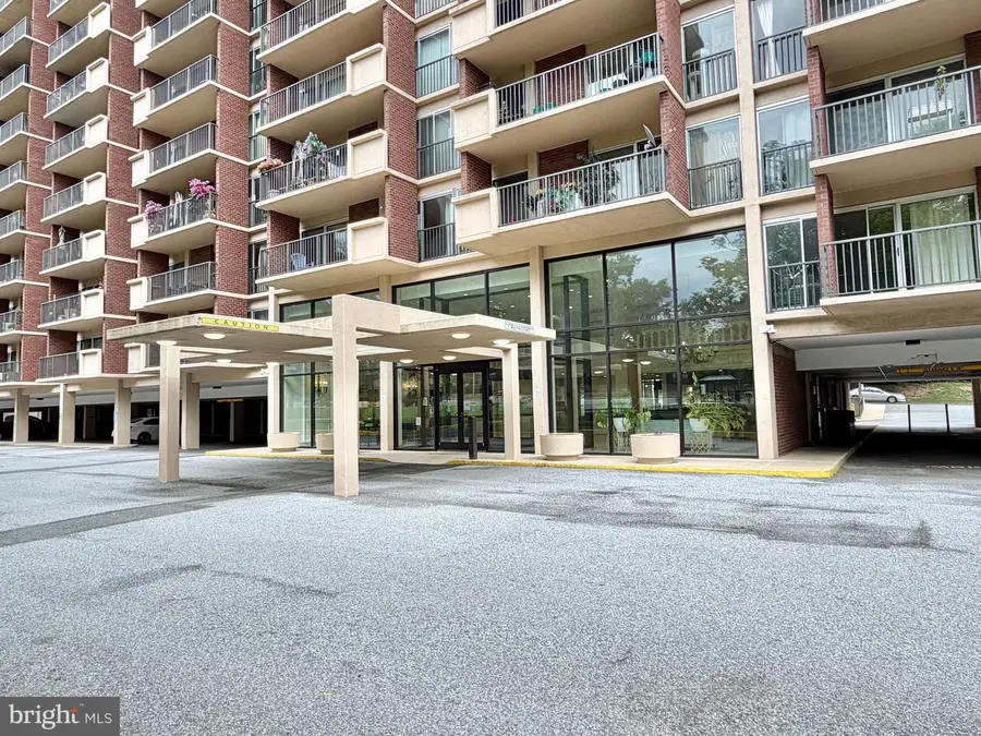1300 Army Navy Dr #823, Arlington, VA 22202 - #3