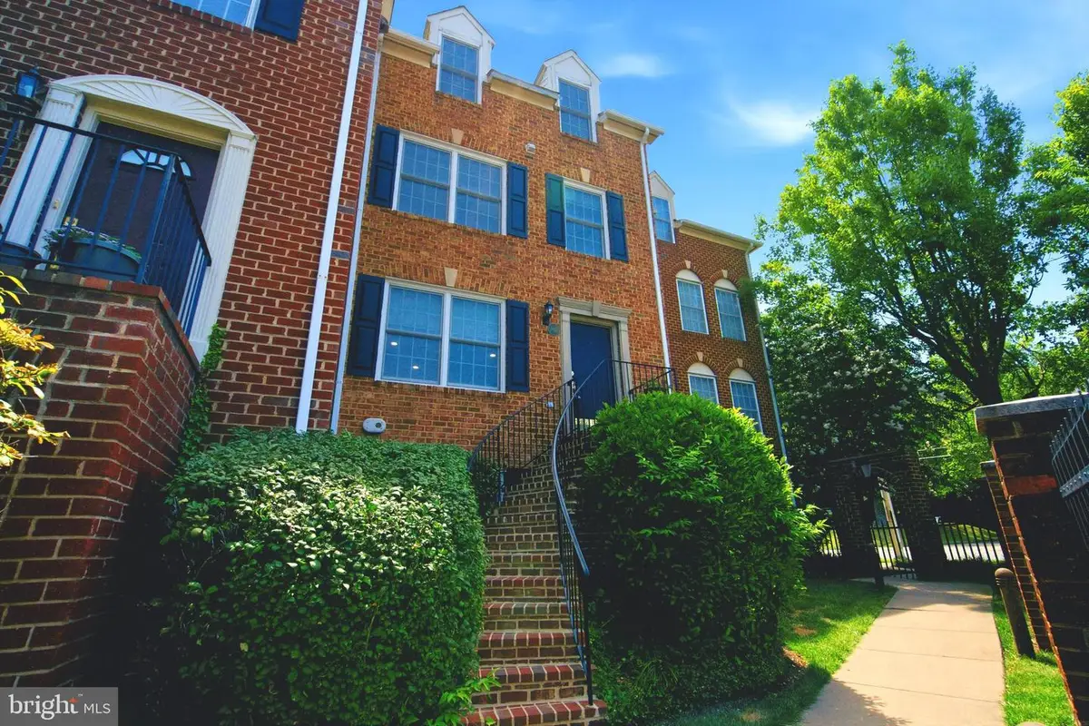 2402 N Greenbrier Ct, Arlington, VA 22207 - #1