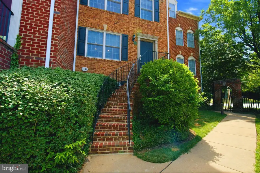 2402 N Greenbrier Ct, Arlington, VA 22207 - #2