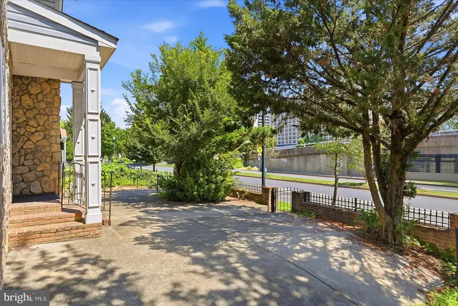2506 S Eads St, Arlington, VA 22202 - #2