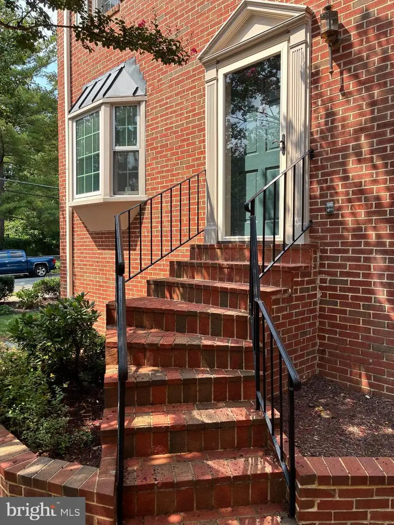 2133 N Lincoln St, Arlington, VA 22207 - #1